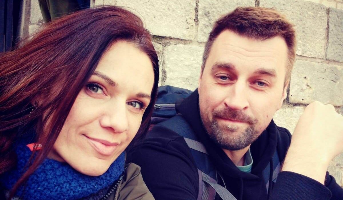 para siedząca na schodach